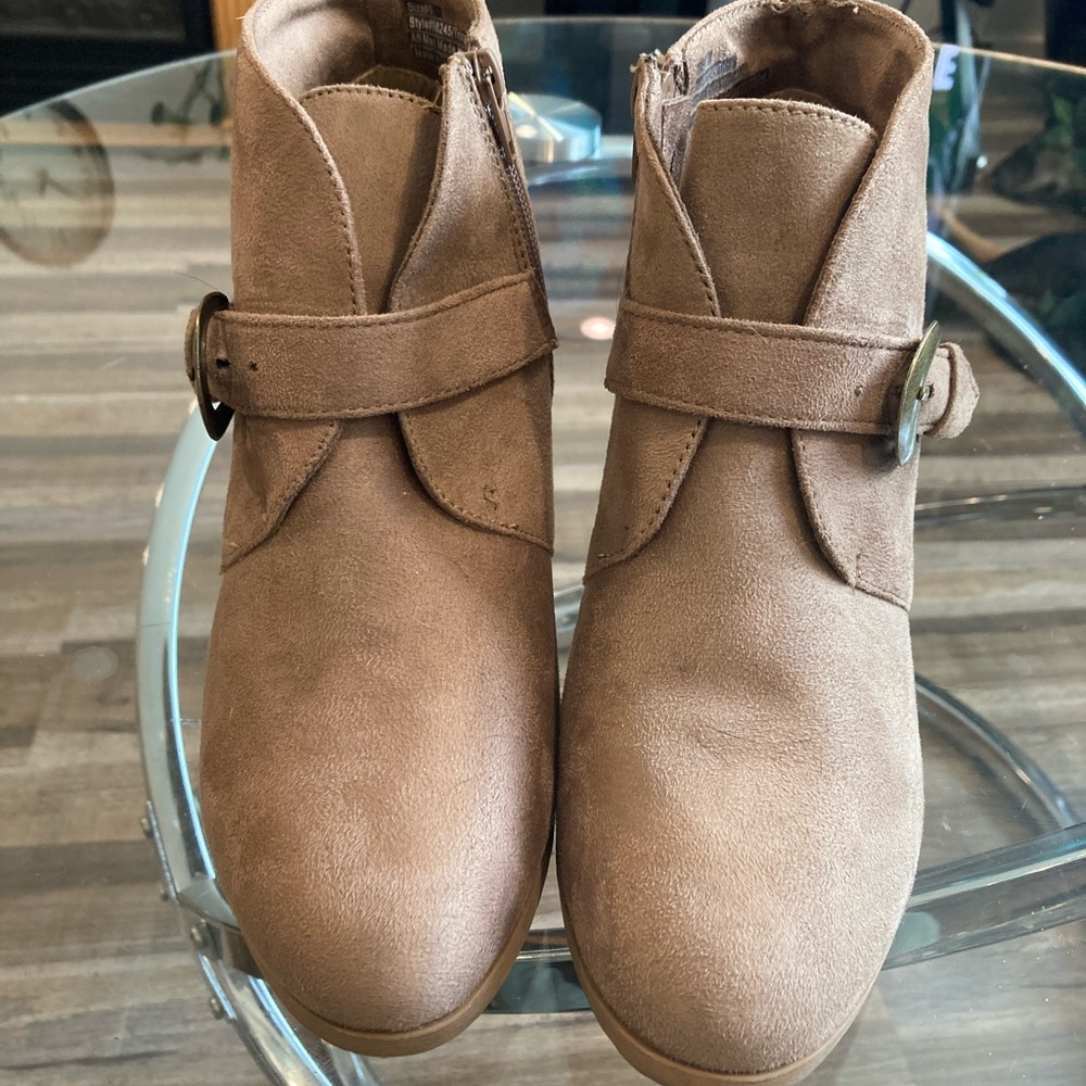 Gently worn tan ankle boots. Size 9 only worn once